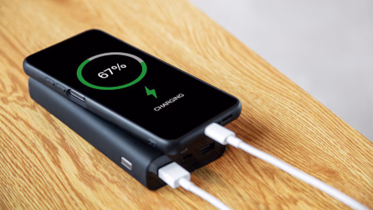 El power bank es una batería externa portátil para cargar múltiples dispositivos.