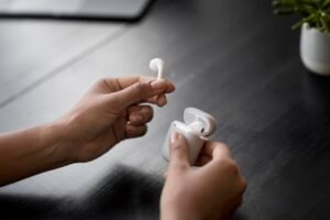 Aprender cómo se cargan los auriculares inalámbricos correctamente es fundamental para evitar fallas