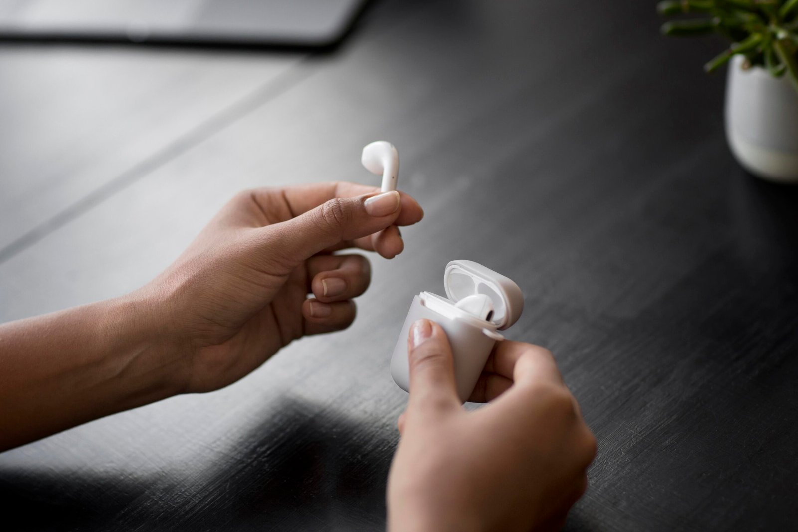 Aprender cómo se cargan los auriculares inalámbricos correctamente es fundamental para evitar fallas
